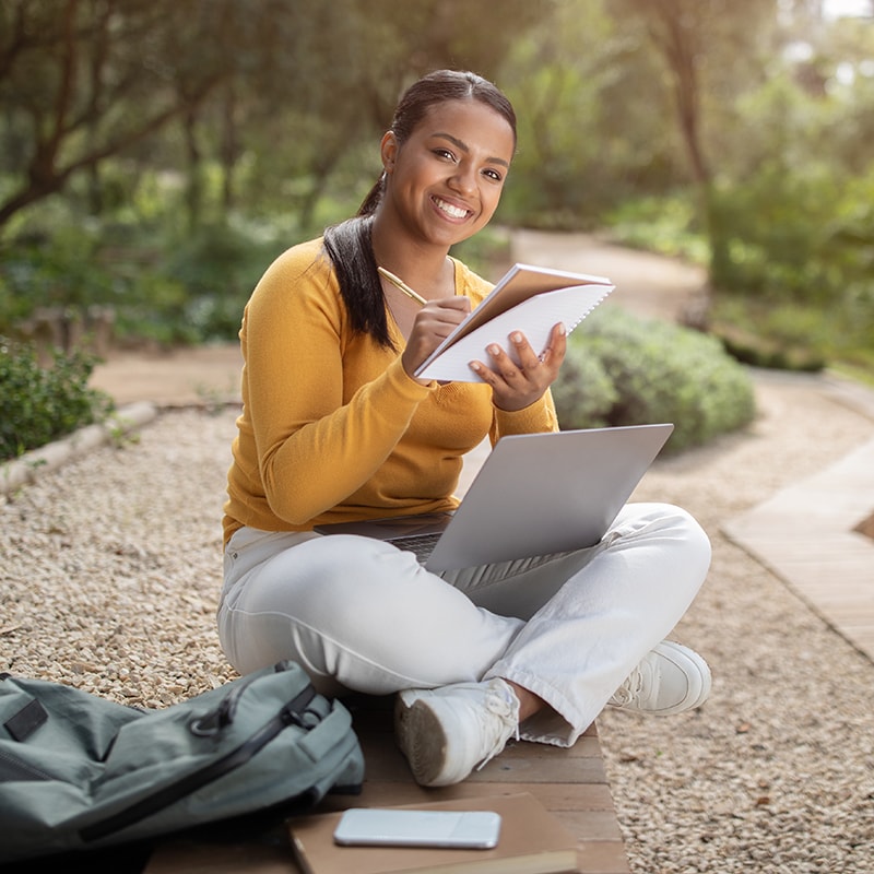 Senhora se preparando para cursos online na Austrália